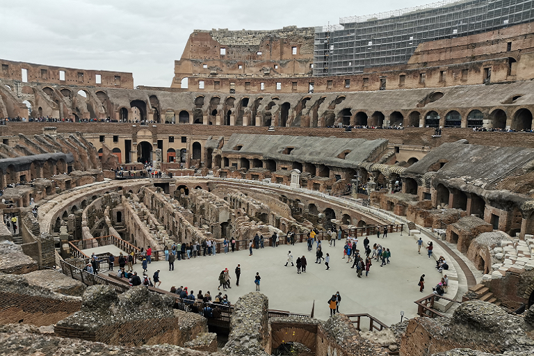 Římské Koloseum zevnitř
