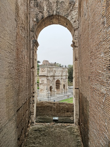 Řím - oblouk pohled z Kolosea